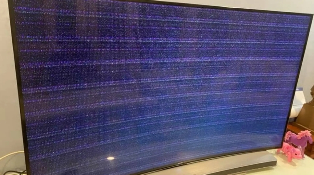Dấu hiệu nhận biết tivi Sony bị sọc ngang màn hình Sọc ngang rõ nét, chia cắt màn hình 
