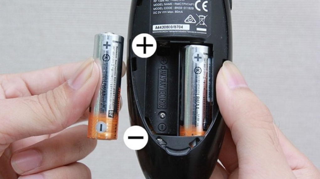 Kiểm tra và thay pin khi điều khiển tivi Sony không nhận giọng nói